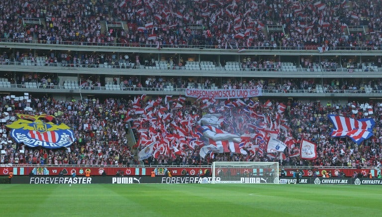 Gente en las tribunas del estadio Chivas