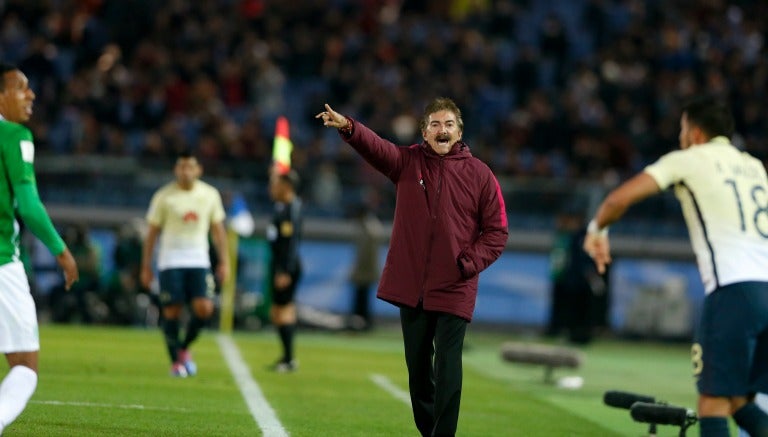 La Volpe dando indicaciones durante el partido entre América y Atlético Nacional