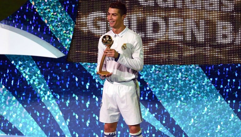 Cristiano Ronaldo posa junto a su trofeo en el Mundialito