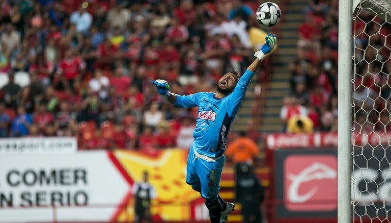 Luis Michel durante un partido de la Copa MX