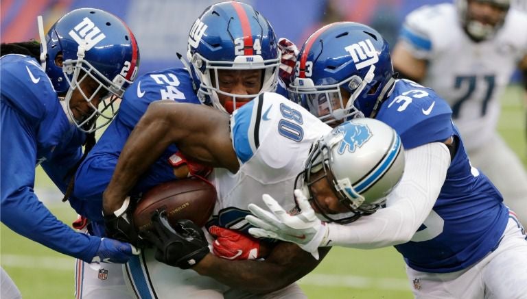 Anquan Boldin es tacleado por Janoris Jenkins, Eli Apple y Andrew Adams