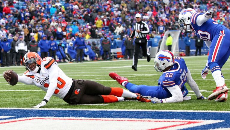 Griffin III estira el brazo para marcar un touchdown frente a Bills