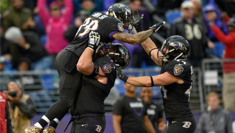 Steve Smith celebra un touchdown con Marshal Yanda y Kyle Juszczyk