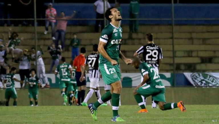 Helio Neto, jugador del Chapecoense, en un partido de futbol