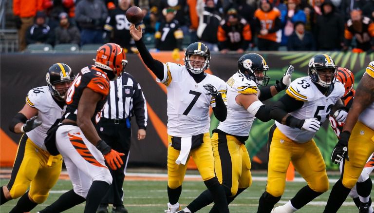 Ben Roethlisberger lanza un pase en el juego Bengals vs Steelers 