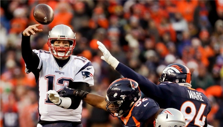 Tom Brady lanzando un pase en el partido frente a Denver