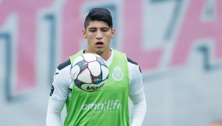 Alan Pulido, durante un entrenamiento con las Chivas