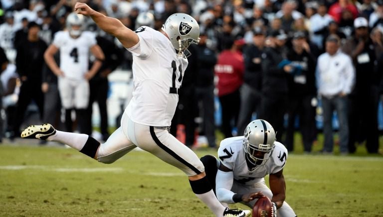 Janikowski consiguiendo uno de los goles de campo