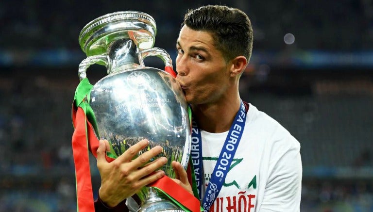 CR7 besa la Eurocopa