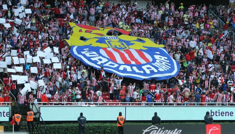 Aficionados de Chivas realizan un mosaico