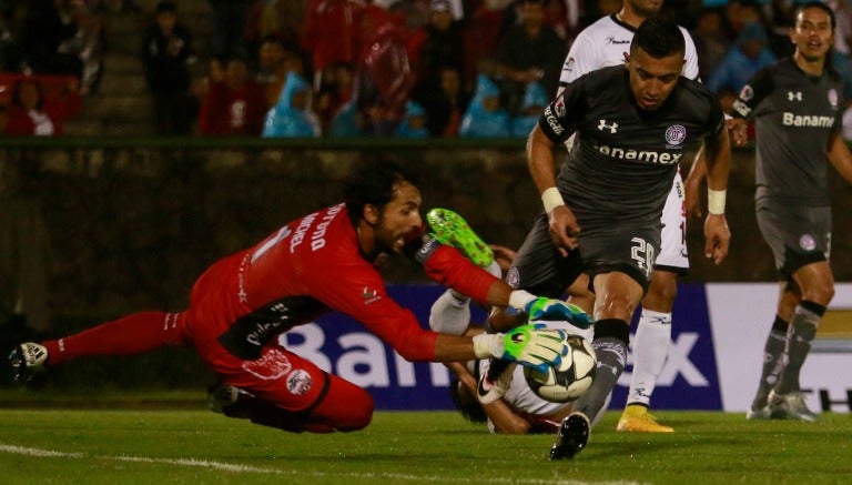 Luis Ernesto Michel defiende la portería durante un partido de los Lobos BUAP 