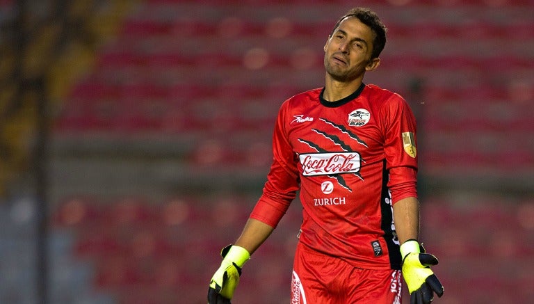 Luis Michel en un partido de la Copa Corona MX