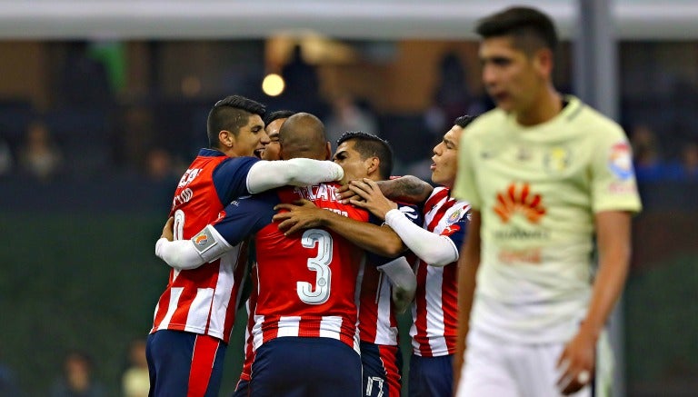 Jugadores de Chivas festejan un gol contra América