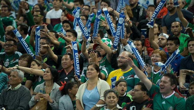 Afición azteca anima durante un juego del Tri