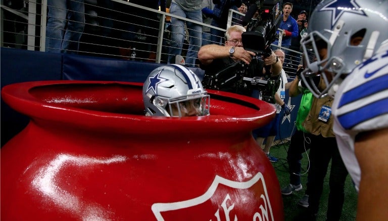 Ezekiel Elliot festeja touchdown dentro de una caldera para donaciones