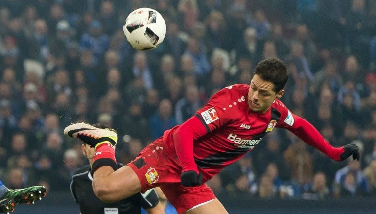 Chicharito pelea un balón en un partido del Leverkusen