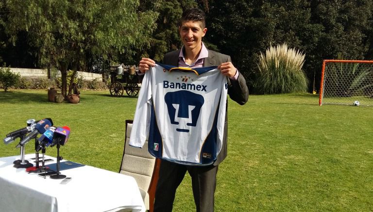 Pikolín posa con la playera del Bicampeonato de los Pumas