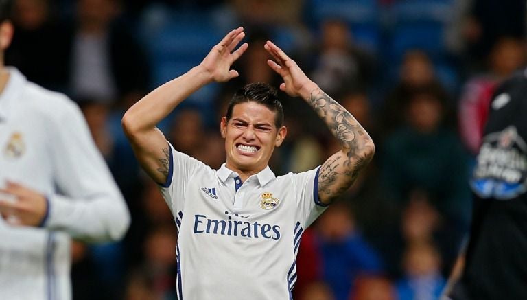 James Rodríguez se molesta durante un partido del Real Madrid