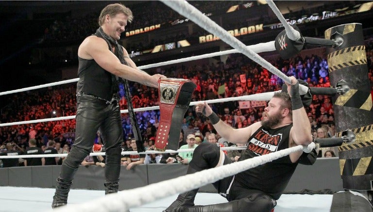 Chris Jericho le entrega el título a Kevin Owens