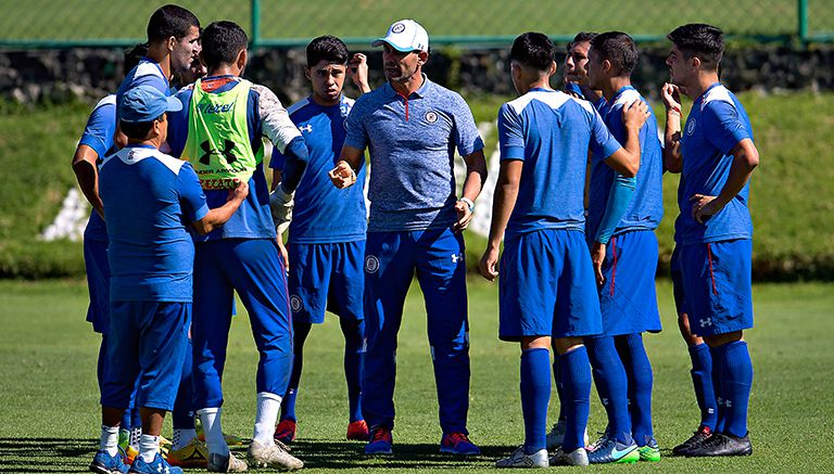 Paco Jémez da plática a jugadores de Cruz Azul