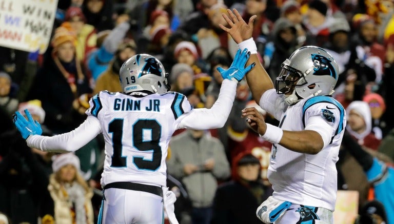 Cam Newton y Ginn festejan un Touchdown de Carolina