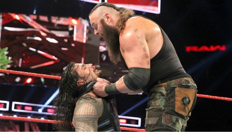 Braun Strowman sostiene a Roman Reigns 