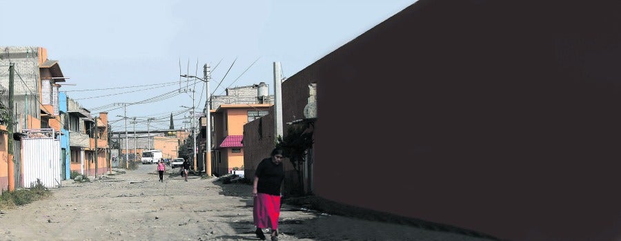 Una señora camina por las calles de Chalco