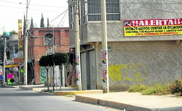 En las paredes de las casas se leen letreros contra la delincuencia