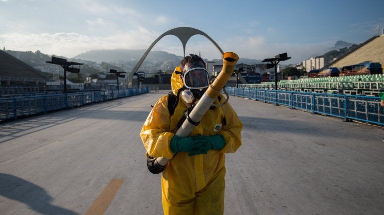 Personal ambiental de Río fumiga para evitar el mosquito del Zika