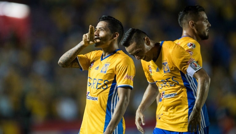 Javier Aquino celebra un gol con Tigres