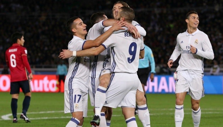 Jugadores merengues celebran el tanto de Benzema en el Mundialito