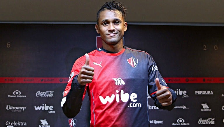 Fidel Martínez posa con la camiseta de Atlas en su presentación 