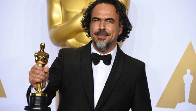 Iñárritu sosteniendo el premio de la edición número 88 de los Óscar