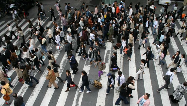 Gente cruzando por un paso peatonal