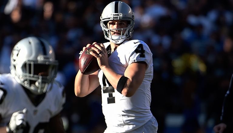 Derek Carr se prepara para lanzar un pase