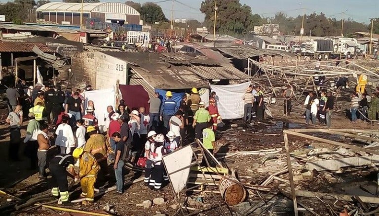 Bomberos exploran la zona de la explosión