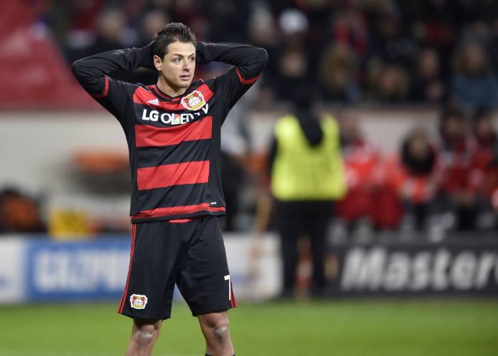 Javier Hernández se lamenta una falla con el Bayer Leverkusen