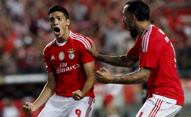 Raúl Jiménez celebra un gol con el Benfica