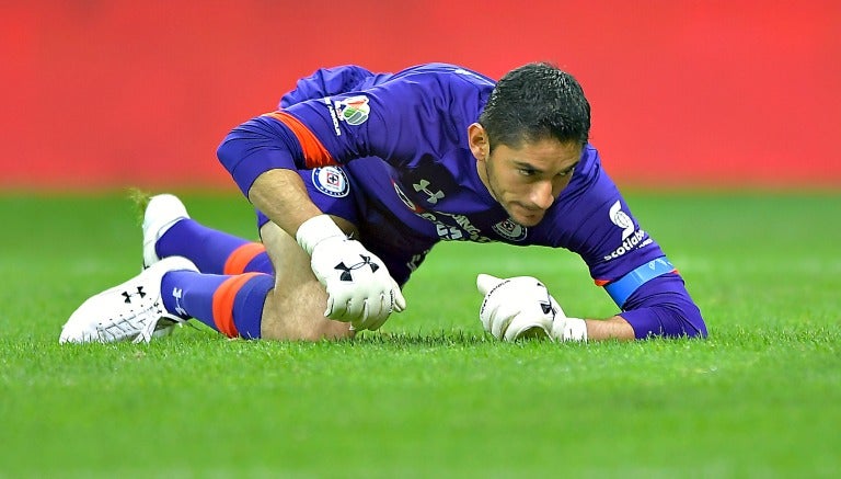 Corona se levanta del césped durante un partido de Cruz Azul