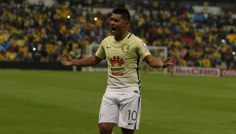 Osvaldito Martínez festeja un gol con América