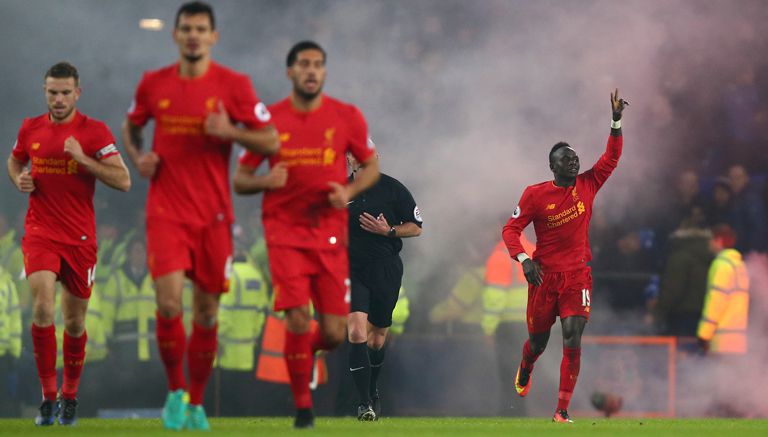 Jugadores del Liverpool saltan al terreno de juego