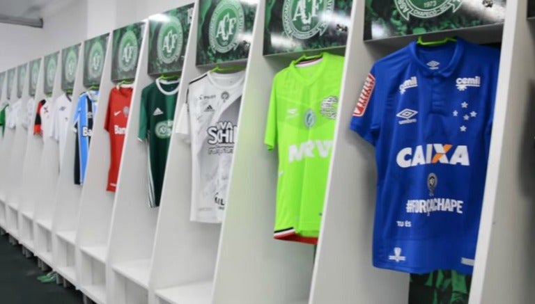 Playeras de los equipos brasileños en el vestuario del 'Chapeco'