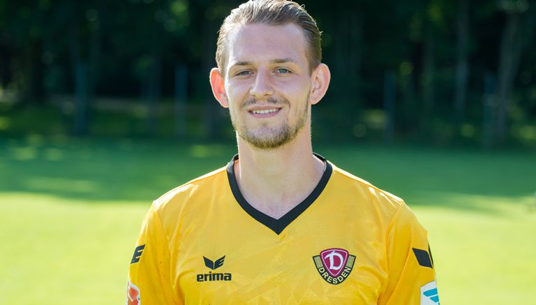 Marc Wachs posa con la playera del Dynamo Dresden