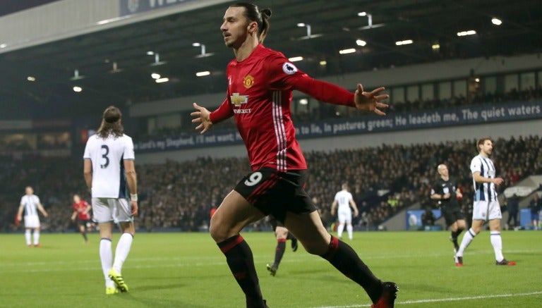 Ibra festeja una anotación con el Manchester United