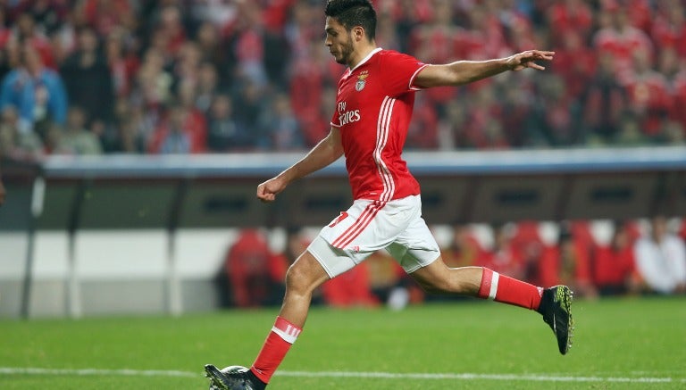 Jiménez conduce el esférico en un partido del Benfica 