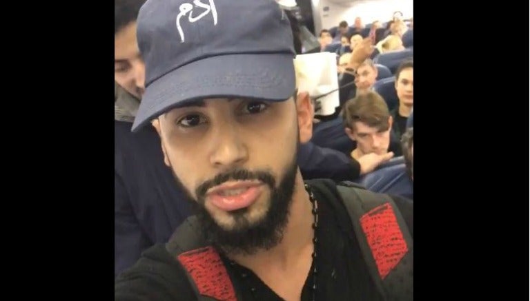 Adam Saleh graba el momento en que lo expulsan del avión