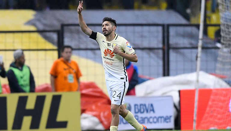 Oribe Peralta celebra un gol en el Estadio Azteca 