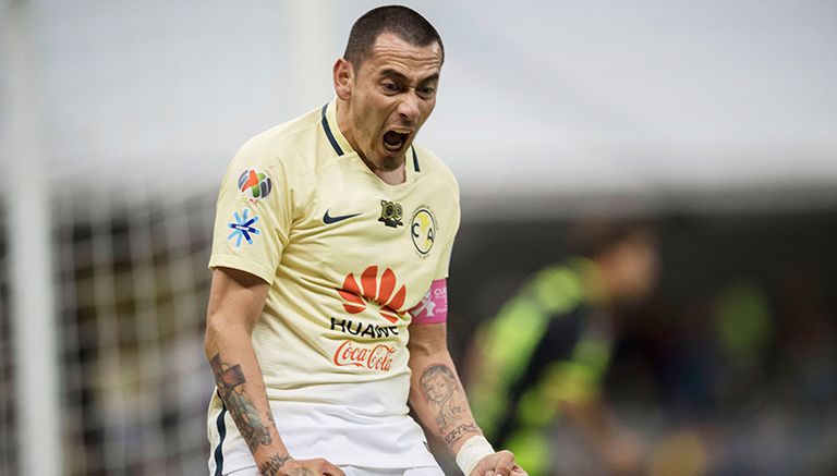 Rubens Sambueza celebra un gol con América 