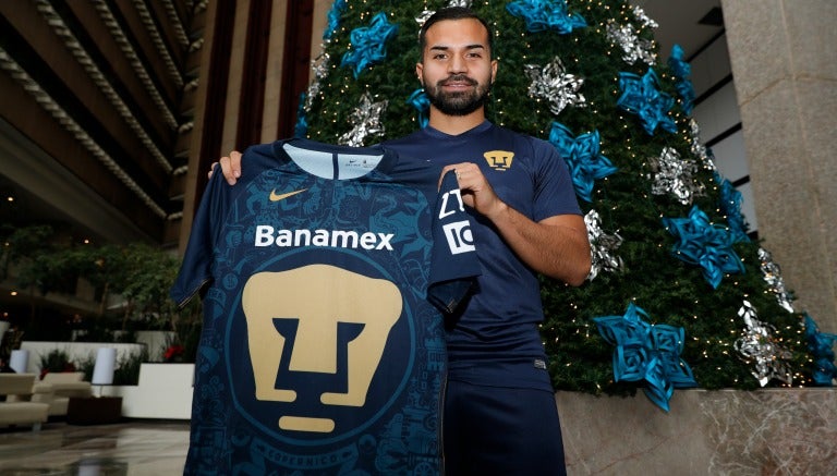 Rabello posa con la camiseta de Pumas