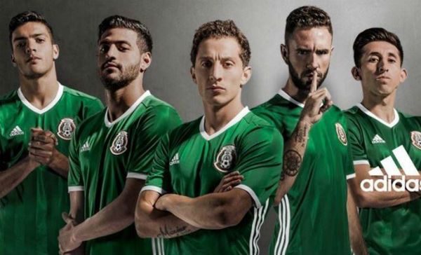 Jugadores del Tri posan con la camiseta verde